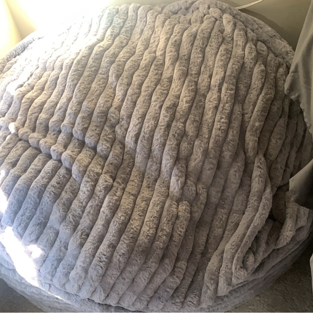Luxurious Gray Bedding Set